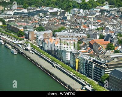 Vue aérienne de Düsseldorf en Allemagne vu de la tour du rhin au port des médias Banque D'Images