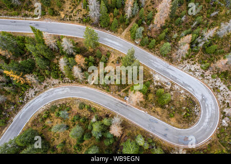 Une route sinueuse de montagne dans les Dolomites, en Italie. Banque D'Images