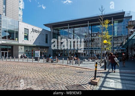 Entrée de l'Union Square Shopping Center de withJurys Guild Street Inn Aberdeen Scotland UK à gauche Banque D'Images