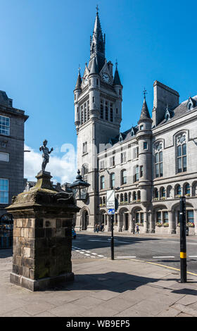 Maison de ville d'Aberdeen sur coin de Broad Street et Union Street, Aberdeen Scotland UK avec la Mannie dans la statue en vert à gauche, Rue du Château Banque D'Images