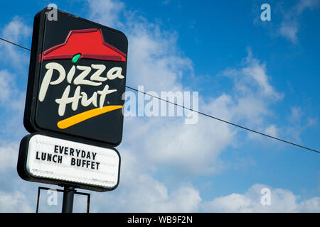 Un logo affiche à l'extérieur d'un Pizza Hut restaurant location à Breezewood, New York le 8 août 2019. Banque D'Images