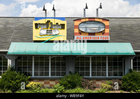 Affichage à l'extérieur d'un logo abandonné et fermé Long John Silver's et A&W restaurant fast food situé à Pittsburgh, Pennsylvanie le 8 août 2019. Banque D'Images