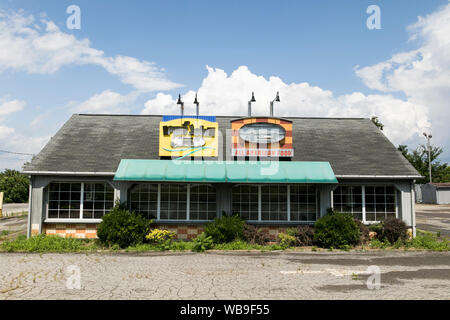 Affichage à l'extérieur d'un logo abandonné et fermé Long John Silver's et A&W restaurant fast food situé à Pittsburgh, Pennsylvanie le 8 août 2019. Banque D'Images