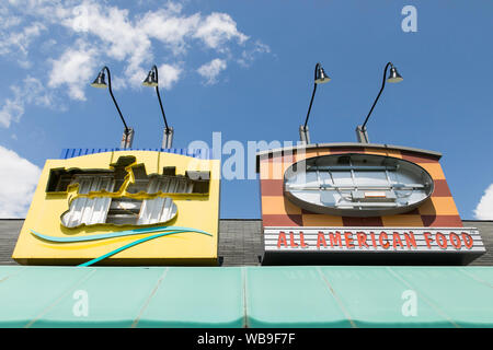 Affichage à l'extérieur d'un logo abandonné et fermé Long John Silver's et A&W restaurant fast food situé à Pittsburgh, Pennsylvanie le 8 août 2019. Banque D'Images