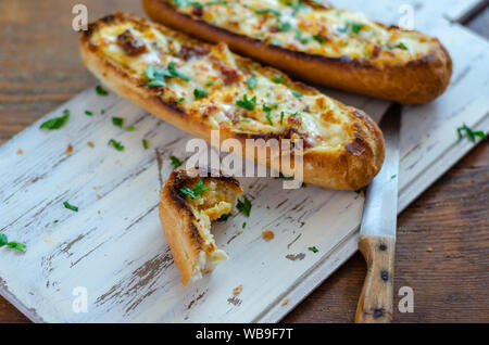 Les pains baguette remplie de fromage sur la table de cuisine, Close up. Banque D'Images