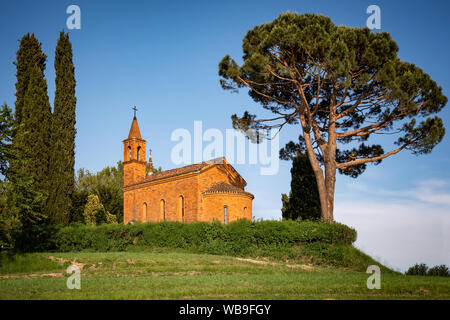 L'église rouge de Pomelasca situé dans la campagne lombarde, Arosio, province de Côme, Brianza, Italie, Europe Banque D'Images