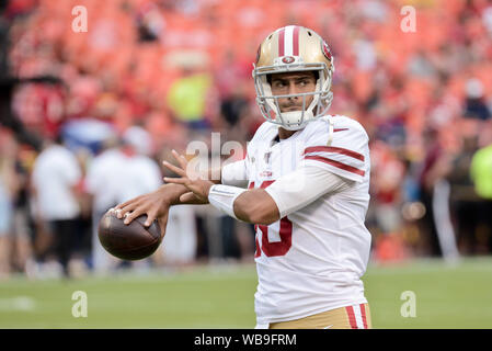 Aug 24, 2019 : Au cours de l'échauffement arborant le quart-arrière Jimmy Garoppolo (10) des San Francisco 49ers traverse dans les exercices de la semaine 3 de la saison de jeu où le San Francisco 49ers a visité les Kansas City Chiefs tiendra au Arrowhead Stadium de Kansas City, MO Richard Ulreich/CSM Banque D'Images