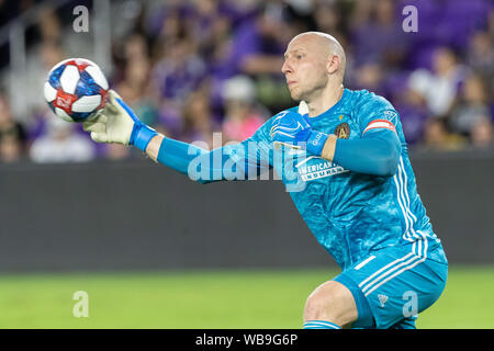 23 août 2019, Orlando, Floride, Etats-Unis : Atlanta United gardien BRAD GUZAN (1) passe le ballon au cours de la MLS à jeu Exploria Stadium à Orlando, Floride. (Crédit Image : © Cory Knowlton/Zuma sur le fil) Banque D'Images