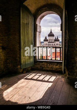 Belle cathédrale Alexandre Nevsky à Tallinn à travers la fenêtre de la cathédrale St Mary Bell Tower Banque D'Images