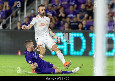 23 août 2019, Orlando, Floride, Etats-Unis : le milieu de terrain de la ville d'Orlando ORIOL ROSELL (20) vole la balle loin de Atlanta United terrain JUSTIN MERAM (14) lors de la MLS à jeu Exploria Stadium à Orlando, Floride. (Crédit Image : © Cory Knowlton/Zuma sur le fil) Banque D'Images