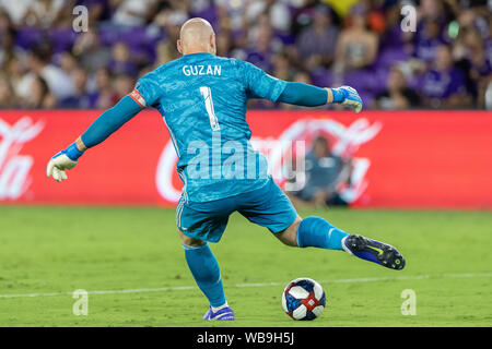 23 août 2019, Orlando, Floride, Etats-Unis : Atlanta United gardien BRAD GUZAN (1) passe le ballon au cours de la MLS à jeu Exploria Stadium à Orlando, Floride. (Crédit Image : © Cory Knowlton/Zuma sur le fil) Banque D'Images