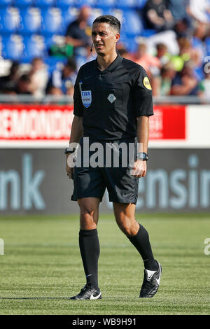 Zwolle, Pays-Bas. Août 25, 2019. ZWOLLE, 25-08-2019, MAC3Park Stadium, de la saison 2019/2020, l'Eredivisie néerlandaise, arbitre Serdar Gozubuyuk pendant le match PEC Zwolle - Sparta Rotterdam : Crédit Photos Pro/Alamy Live News Banque D'Images