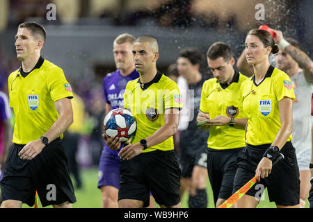 Orlando, Floride, États-Unis d'Amérique 23 Aug, 2019. Les fonctionnaires en tête au vestiaire pour la mi-temps au cours de la ville d'Orlando vs Atlanta United MLS au jeu Exploria Stadium d'Orlando, Floride. Credit : Cory Knowlton/ZUMA/Alamy Fil Live News Banque D'Images