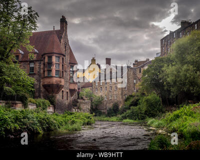 Scène d'été d'Édimbourg tranquille de l'eau qui coule à travers de Leith et pittoresque village de Doyen historique Banque D'Images