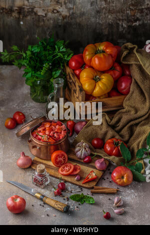 Les tomates sur une planche à découper avec couteau, vue d'en haut. Banque D'Images