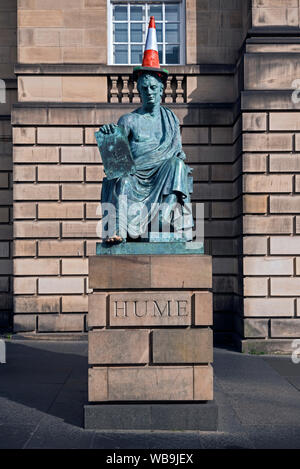 Statue du philosophe et historien David Hume, complet avec cône de trafic, par le sculpteur Sandy Stoddart sur Edinburgh's Royal Mile. Banque D'Images