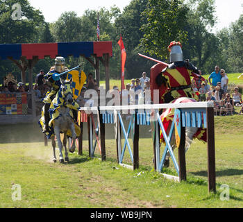 Les visiteurs au château de Hever dans le Kent a eu la chance de regarder un écran et concours de joutes oratoires sur le bank holiday weekend mis sur pied par une équipe de l'Ordre des Chevaliers de l'Angleterre Royale. Les chevaux et les hommes ont concouru en armure complète comme foules affluaient vers les jardins du château dans le temps chaud. Banque D'Images