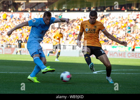 Wolverhampton, Royaume-Uni. 25 août 2019. Chris Wood de Burnley FC en action avec Conor Coady de Wolverhampton Wanderers lors de la Premier League match entre Wolverhampton Wanderers et Burnley à Molineux, Wolverhampton dimanche 25 août 2019. (Crédit : Alan Hayward | MI News) usage éditorial uniquement, licence requise pour un usage commercial. Aucune utilisation de pari, de jeux ou d'un seul club/ligue/dvd publications. Photographie peut uniquement être utilisé pour les journaux et/ou magazines des fins éditoriales Crédit : MI News & Sport /Alamy Live News Banque D'Images