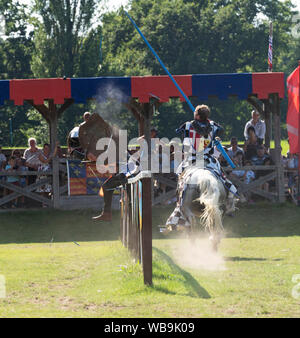 Les visiteurs au château de Hever dans le Kent a eu la chance de regarder un écran et concours de joutes oratoires sur le bank holiday weekend mis sur pied par une équipe de l'Ordre des Chevaliers de l'Angleterre Royale. Les chevaux et les hommes ont concouru en armure complète comme foules affluaient vers les jardins du château dans le temps chaud. Banque D'Images