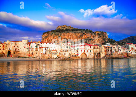 Cefalu, Sicile, Italie : Mer Ligurienne et ville médiévale Cefalu. Banque D'Images
