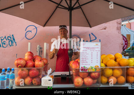 Tallinn, Estonie -- le 23 juillet 2019. Photo d'un vendeur de jus de panier le pouce en signe de Tallin, Estonie. Banque D'Images