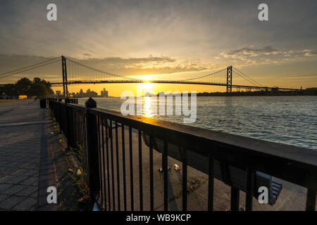 Lever du soleil à l'Ambassadeur bridge sur la rivière Detroit Banque D'Images