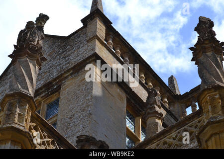 Montacute House, jusqu'à l'angle de vue à la magnifique architecture Banque D'Images