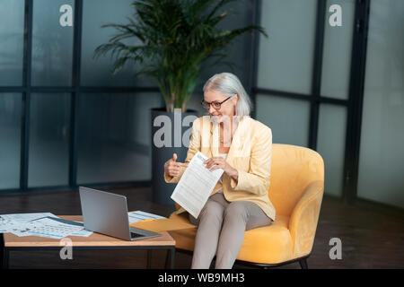 Heureux dame d'affaires qui participent à une conférence vidéo Banque D'Images