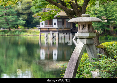 Avec Jardin Kenrokuen lanterne Kotojitoro, Kanazawa, Japon Banque D'Images