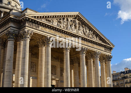 L 'Panthéon' national façade, Quartier Latin à Paris, France. "Aux grands hommes, à partir d'une nation reconnaissante"(en français sur la photo) est écrit sur la Banque D'Images