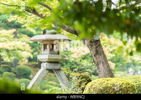 Avec Jardin Kenrokuen lanterne Kotojitoro, Kanazawa, Japon Banque D'Images