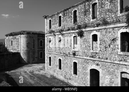 Castell San Ferran (San Fernando) Château de Figueras (Espagne) : vue latérale du pavillon pour le dépôt d'officiers et leurs familles. B/W la photographie. Banque D'Images