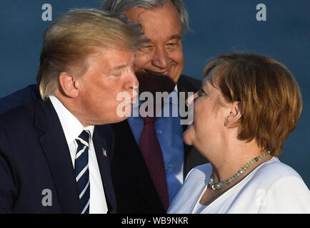 Le président américain, Donald Trump et la Chancelière allemande, Angela Merkel, inscrivez-vous d'autres dirigeants du monde pour la photo de famille au sommet du G7 à Biarritz, France. Banque D'Images