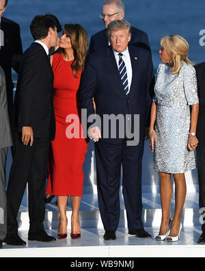 Premier ministre du Canada, Justin Trudeau Melania Trump, Président des Etats-Unis, Donald Trump et Brigitte Macron, et le président français, Emmanuel Macron inscrivez-vous d'autres dirigeants du monde pour la photo de famille au sommet du G7 à Biarritz, France. Banque D'Images