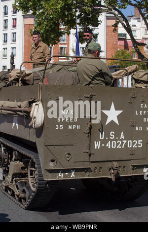 75e anniversaire de la libération de Paris défilé de véhicules militaires d'époque en hommage à Leclerc et ses hommes qui sont entrés dans Paris le 25 août 1944 Banque D'Images