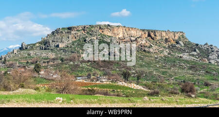 Éperon rocheux avec les quelques ruines de l'ancienne ville Silyon comporte à Antalya province de la Turquie. Banque D'Images