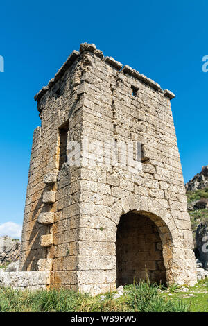 Porte de ville en ruines dans la ville ancienne Silyon comporte à Antalya province de la Turquie. Banque D'Images