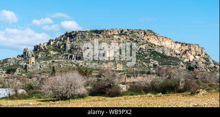 Éperon rocheux avec quelques ruines de l'ancienne ville Silyon comporte à Antalya province de la Turquie. Banque D'Images