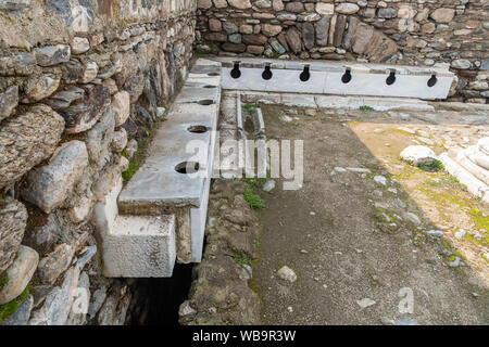 Lieu de séance de la Latrina (toilettes publiques) dans la région de Tralleis (Tralles) ancienne ville de Aydin, Turquie. Banque D'Images