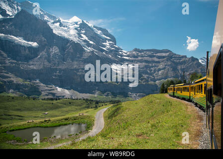 Le train de voyageurs suisses en passant par la campagne Banque D'Images