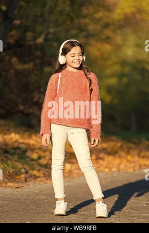 Au début de voyage et voyage souvent. Petit enfant profiter le voyage d'aventure. Petit enfant voyage en forêt d'automne. Fillette sur journée d'automne. Un bon voyageur n'a pas de plans fixes. Banque D'Images