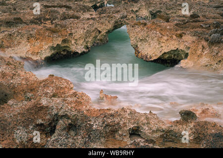 Rochers par la mer et les vagues, long exposure Banque D'Images