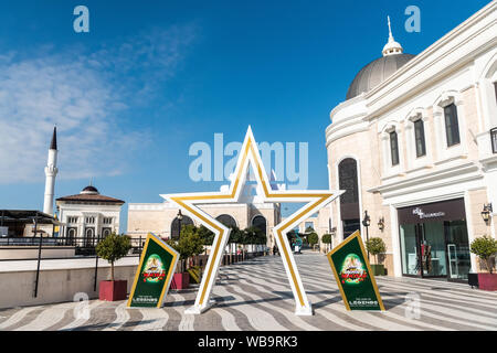 Belek, Antalya, Turquie - 11 février 2019. Street view dans la terre de légendes theme park à Belek, Turquie, avec commerces et mosquée. Banque D'Images