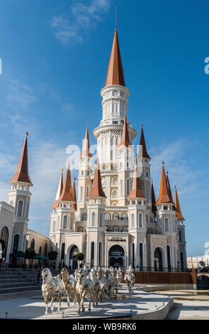 Belek, Antalya, Turquie - 11 février 2019. Vue extérieure du Château de capacités au terre de légendes theme park à Belek, Turquie, avec mon char Banque D'Images