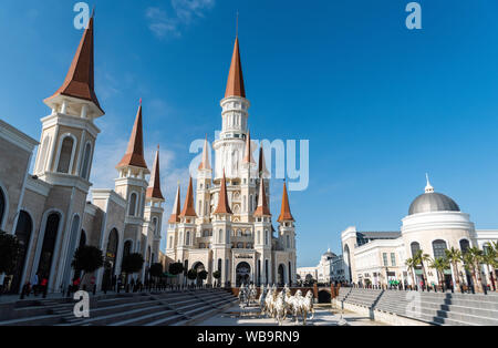 Belek, Antalya, Turquie - 11 février 2019. Vue extérieure du Château de capacités au terre de légendes theme park à Belek, Turquie, avec mon char Banque D'Images