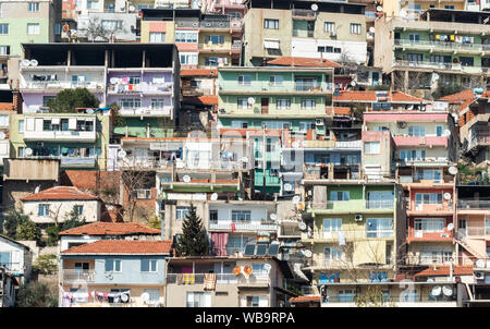 Izmir, Turquie - 1 mars, 2019. La construction de logements en chaotique Bayrakli district de Izmir, Turquie. Banque D'Images