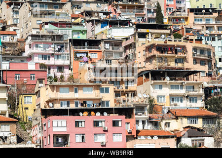 Izmir, Turquie - 1 mars, 2019. La construction de logements en chaotique Bayrakli district de Izmir, Turquie. Banque D'Images