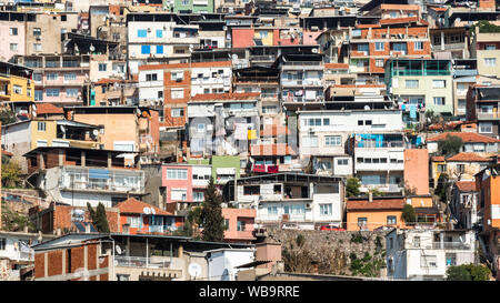 Izmir, Turquie - 1 mars, 2019. La construction de logements en chaotique Bayrakli district de Izmir, Turquie. Banque D'Images