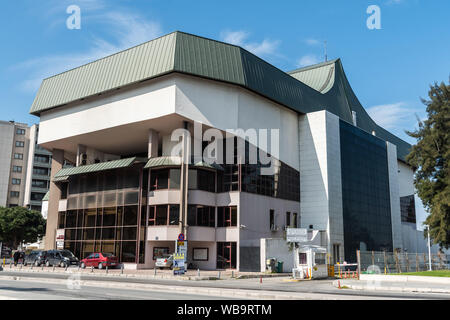 Izmir, Turquie - 2 mars, 2019. Vue extérieure du centre culturel Atatürk Ataturk (Kultur Merkezi) à Izmir, avec des voitures et des gens. Banque D'Images