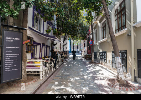 Izmir, Turquie - 2 mars, 2019. Avis de Dario Moreno rue menant jusqu'à l'élévateur Asansor à Izmir, avec des personnes et des propriétés commerciales. Banque D'Images